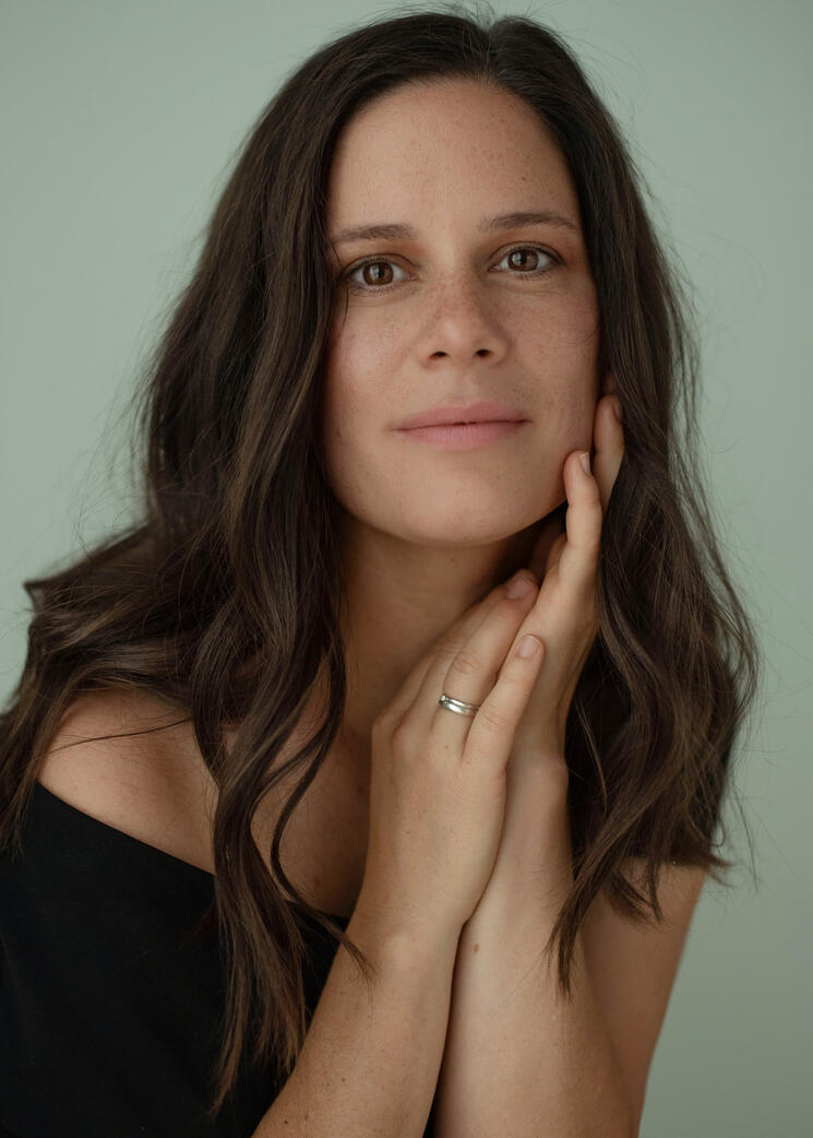 Photo of woman with light freckles, Berlin studio photoshoot